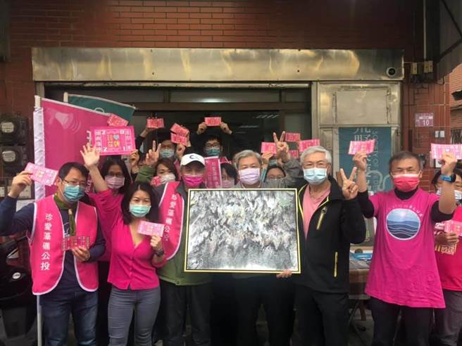 藻礁公投连署传出有民眾想撤签，总部表示都有受理份数并不多。(吕筱蝉摄)