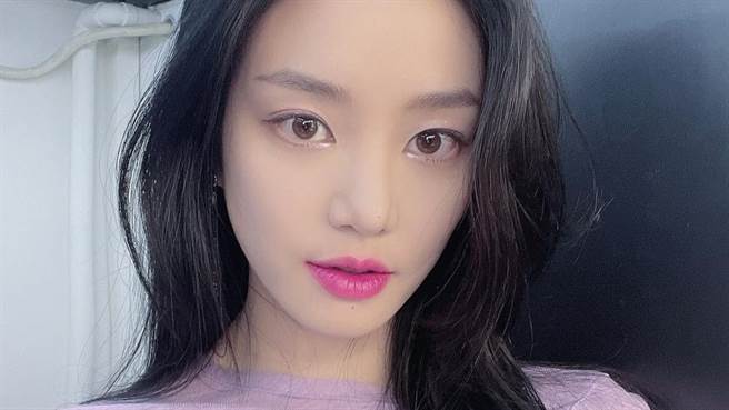 李侑菲近日登上雜誌封面為戲宣傳。（圖／IG@yubi_190）