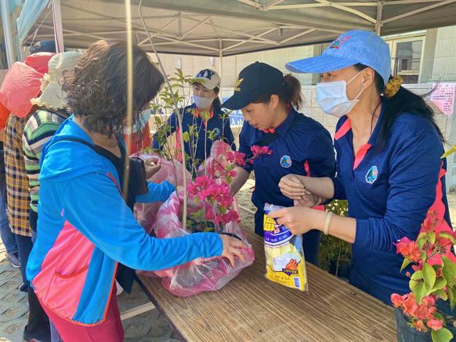 金门县林务所与5乡镇公所、县环境保护局、华山基金会今天下午合办「 捐发票赠树苗」活动。（金湖镇公所提供）