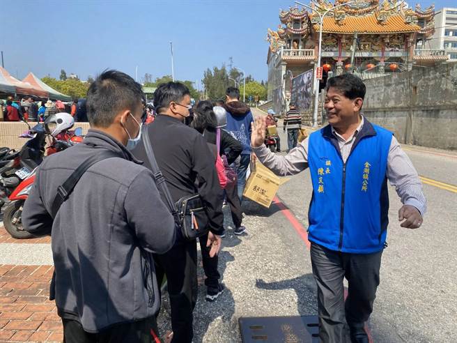 金门县林务所与5乡镇公所、县环境保护局、华山基金会今天下午合办「 捐发票赠树苗」活动，吸引许多民眾排队响应。（金湖镇公所提供）