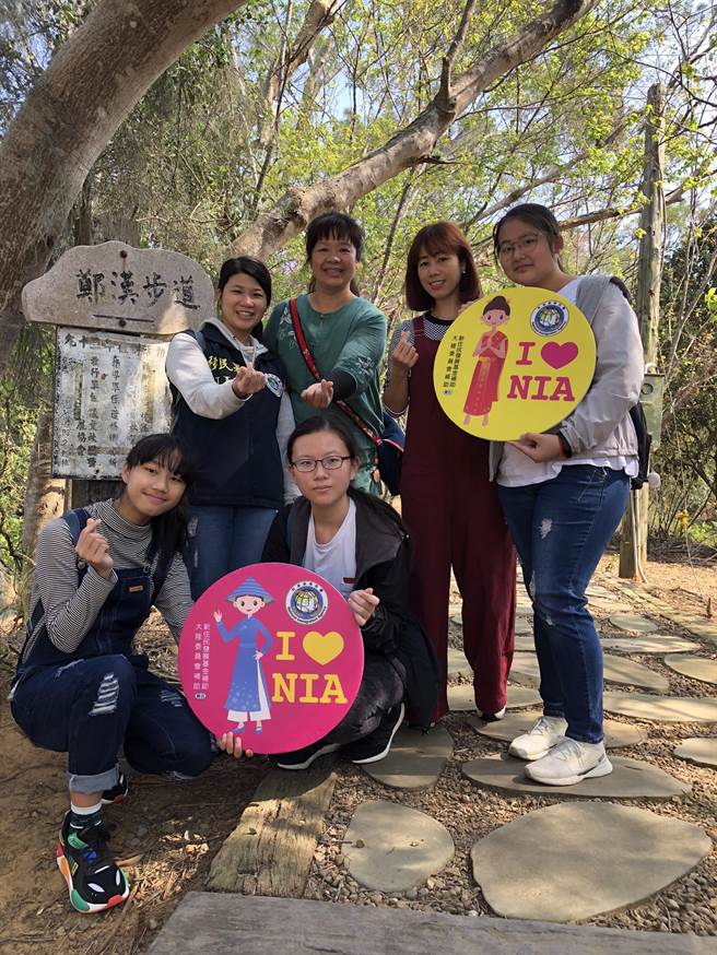 新二代曾佩瑄(前左)与母亲冯氏英(后右二)，以及同学张玟慈(前右)、邓惠云(后右一)在老师黄秋香老师(后右二）、移民署苗栗县服务站人员共同探索郑汉步道。（移民署苗栗县服务站提供／谢明俊苗栗传真）