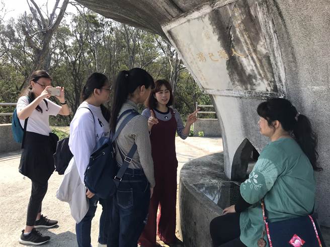 新二代曾佩瑄母女及团队探索拍摄郑汉步道，由老师解说古道命名及故事。（移民署苗栗县服务站提供／谢明俊苗栗传真）