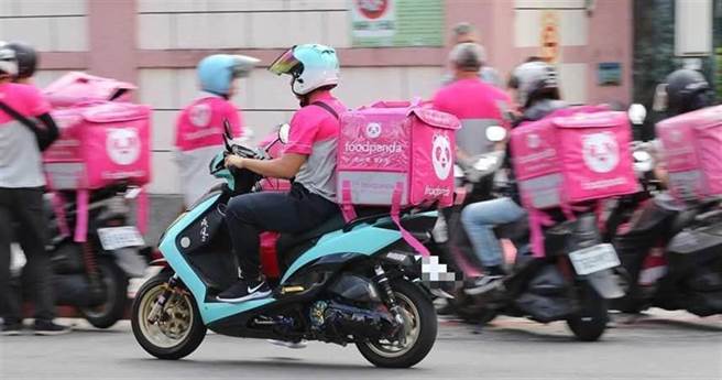 高雄苏姓男子担任熊猫外送员，但他却盗用同事帐号接了32笔外送单，还收取5000多元餐点费用，却未上缴公司，害姜男被迫垫付费用，高雄地检署侦结后，以侵占、妨害电脑使用等罪将苏男起诉。（本报资料照）