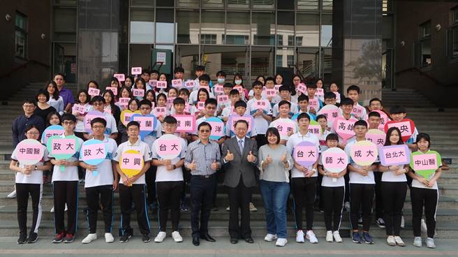大学繁星放榜，台中市新民高中录取率超过6成，端出亮眼成绩单。(新民高中提供／林欣仪台中传真)