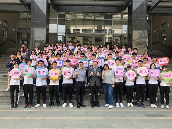 大学繁星放榜，台中市新民高中录取率超过6成，端出亮眼成绩单。(新民高中提供／林欣仪台中传真)