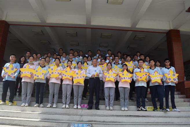 四维高中今年普通科毕业生48人参加繁星推甄，共录取43位，录取率高达9成，其中普通班的黄自然则以校护林岑为目标，录取台大护理学系。（四维高中提供／罗亦晽花莲传真）