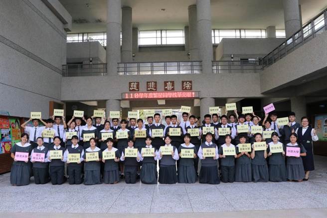 慈大附中今年41位成功摘星的学生中，20人顺利录取台清交等名校，其中花莲区学测榜首周雨霆此次放弃医学系，选择交通大学电机系。（慈大附中提供／罗亦晽花莲传真）