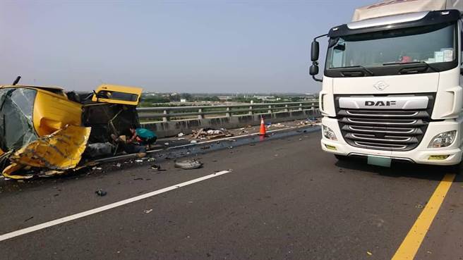 现场一片狼藉，黄色箱型车翻覆打转，车体后半部几乎整个被撕烂，已经看不出原本的箱体，车上1人逃出，1人卡在车上。(翻摄彰化踢爆网／吴建辉彰化传真)