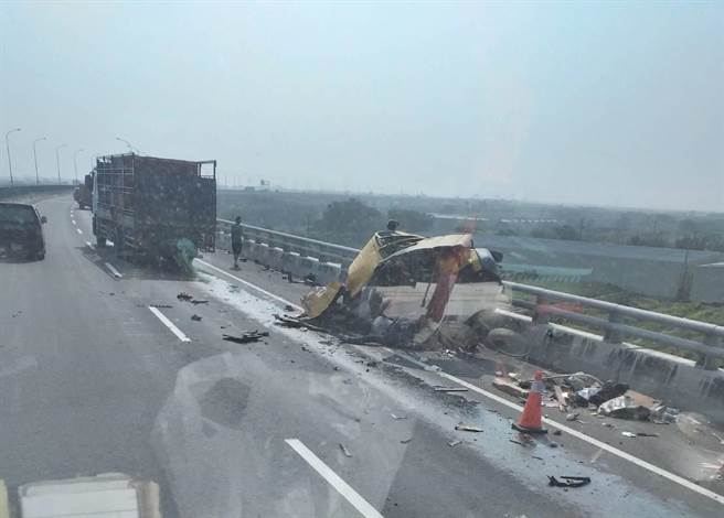 从后方驾驶视角，几乎已经看不出车型。(翻摄彰化踢爆网／吴建辉彰化传真)