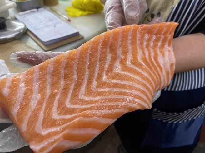 鲜鱼行业者杨妈妈说，好吃的鲑鱼油线粗，鱼脂丰厚，入口满嘴脂香。（冯惠宜摄）