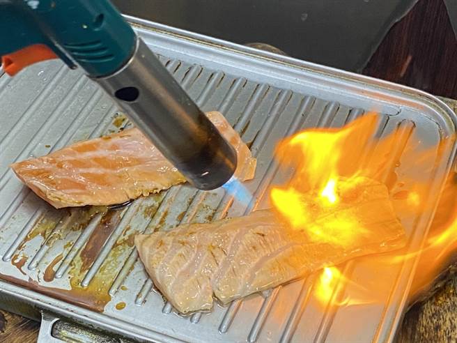 鲜鱼行业者杨妈妈说，好吃的鲑鱼油线粗，鱼脂丰厚，入口满嘴脂香。（冯惠宜摄）