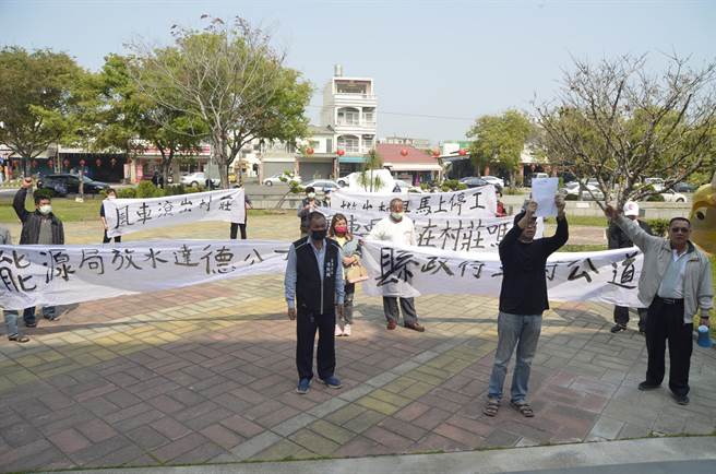 雲林縣台西鄉「五港村反風車自救會」不滿經濟部能源局未善盡監督責任，前往雲林縣政府陳情求助。（張朝欣攝）