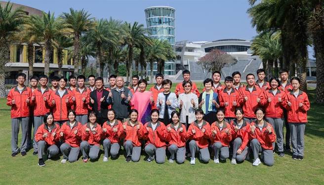 普台高中繁星开红盘，国立顶尖学府皆上榜!录取学生与师长欢喜合影。