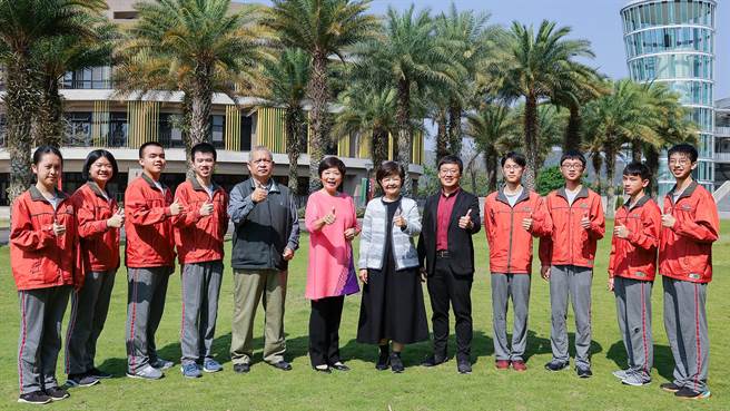 普台高中繁星推荐亮眼！录取台、清、交、成、政顶尖学府及台大牙医系、马偕医学系学生，与师长欢喜合影。右六为校长林秋惠。