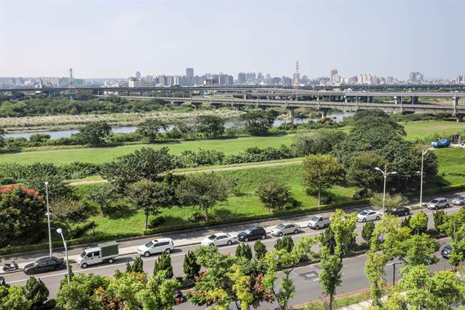 县府规画头前溪高滩地从台1线头前溪桥开始到经国大桥，打造亲子运动休憩新绿带。（罗浚滨摄）