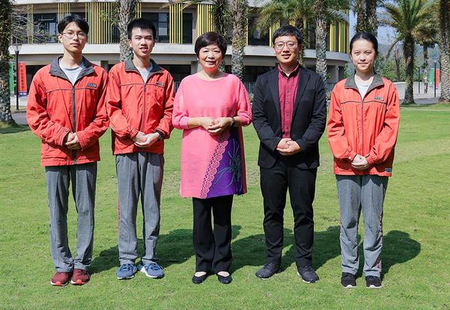 录取台大电机系林均翰(左二)、台大牙医系陈颍(左一)、马偕医学系刘佳瑜(右一)，与普台高中校长林秋惠(中)、班导师连杰(右二)开心合影。