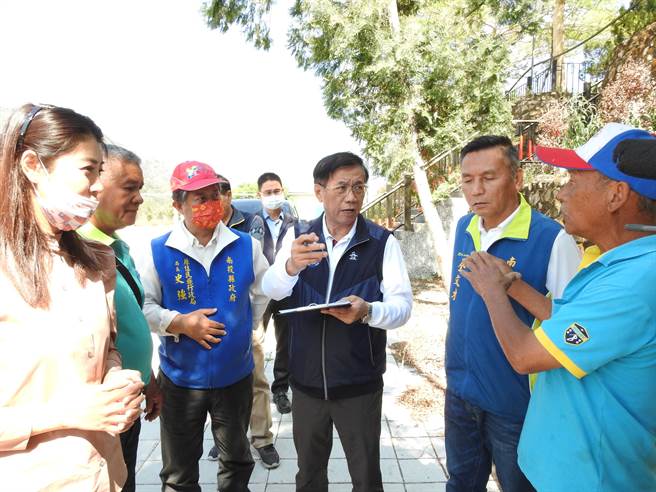 南投县长林明溱（中）、立委许淑华（左），17日到信义乡会勘。（南投县政府提供／廖志晃南投传真）