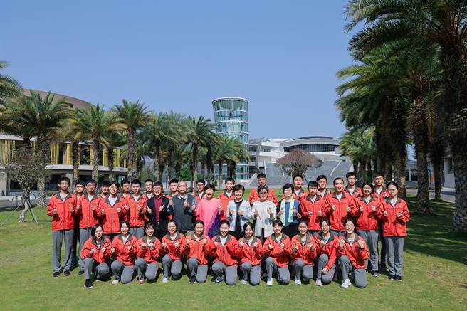 普台高中繁星开红盘，国立顶尖学府皆上榜!录取学生与师长欢喜合影。