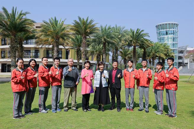 普台高中繁星推荐亮眼！录取台、清、交、成、政顶尖学府及台大牙医系、马偕医学系学生，与师长欢喜合影。右六为校长林秋惠。