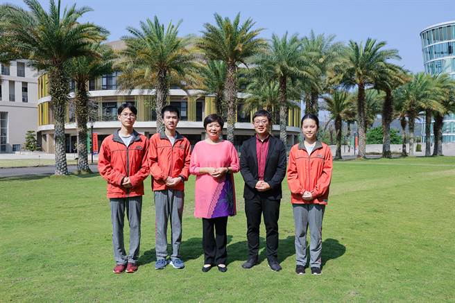 录取台大电机系林均翰(左二)、台大牙医系陈颍(左一)、马偕医学系刘佳瑜(右一)，与普台高中校长林秋惠(中)、班导师连杰(右二)开心合影。