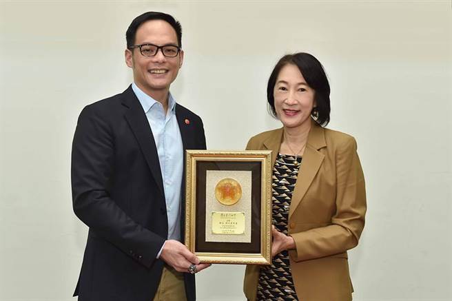 台湾大哥大总经理林之晨(图左)17日捐赠台湾大学成立「臺大林之晨东南亚助学金」，抛砖引玉吸引优秀人才加速大东南区域经济发展。（图／台湾大哥大提供）