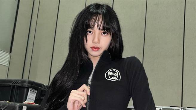 LISA近日为青春有你拍摄示范影片，火辣穿搭吸引目光。（图／IG@lalalalisa_m ）