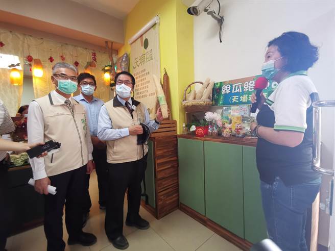 台南市長黃偉哲訪視玉井區天埔社區，參觀社區特色產業與農產。（劉秀芬攝）