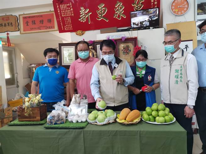 台南市長黃偉哲訪視玉井區天埔社區，參觀社區特色產業與農產。（劉秀芬攝）