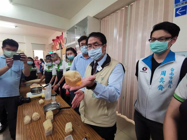 台南市長黃偉哲訪視玉井區天埔社區，體驗絲瓜皂DIY。（劉秀芬攝）