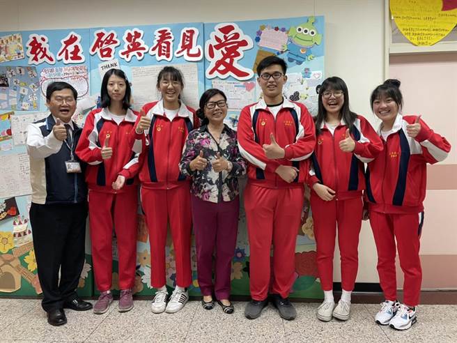 繁星放榜，启英高中学生表现优异。（吕筱蝉摄）