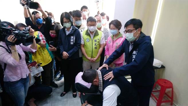 陳其邁17日特別到空中大學關心前來計程車駕駛關懷服務據點諮詢的運匠，並聽他們的取需求建言，並幫1位司機按摩。（洪浩軒攝）