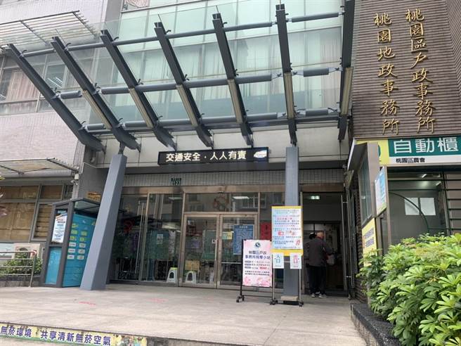 有年輕人赴桃園區戶政事務改名叫「鮭魚爆吃壽司郎」。(蔡依珍攝)