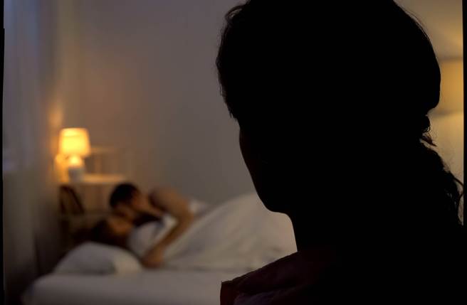 正宮撞見男方一夜情還帶回家，卻不動聲色，到男方生日那天絕地復仇。(達志影像/shutterstock提供)