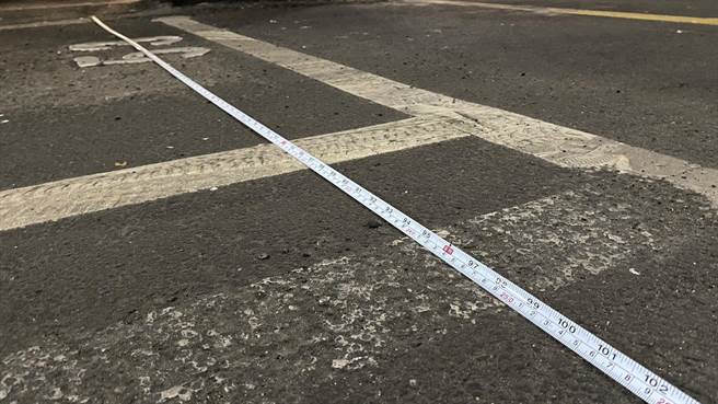 民眾投诉台中市府阳明大楼地下停车场车位宽度不足，记者实际量测部分汽车格宽度224公分。（王文吉摄）