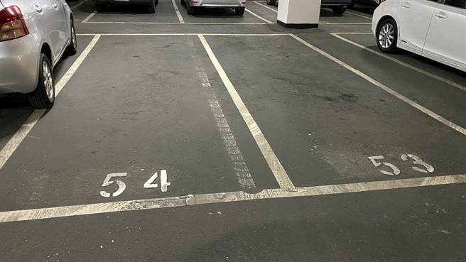 台中市政府阳明大楼地下停车场汽车格大小不一，疑为增加车位，造成宽度缩水。（王文吉摄）