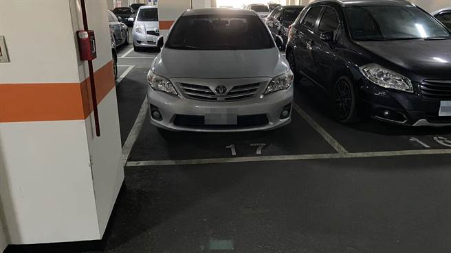 台中市政府阳明大楼地下停车场有些车格线画在梁柱后方。（王文吉摄）