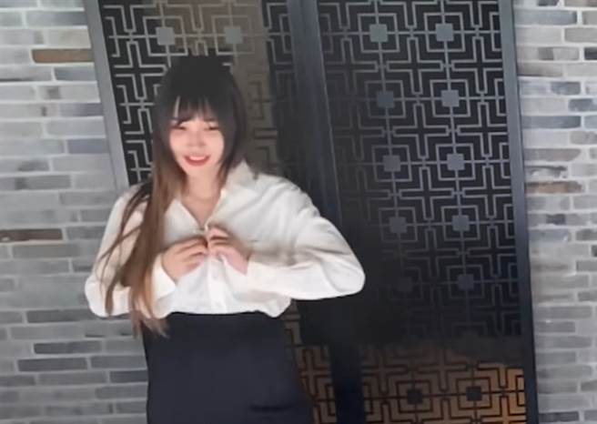 Ashly脱衣解扣吓坏所有人。(图/ 摘自尼克YouTube)