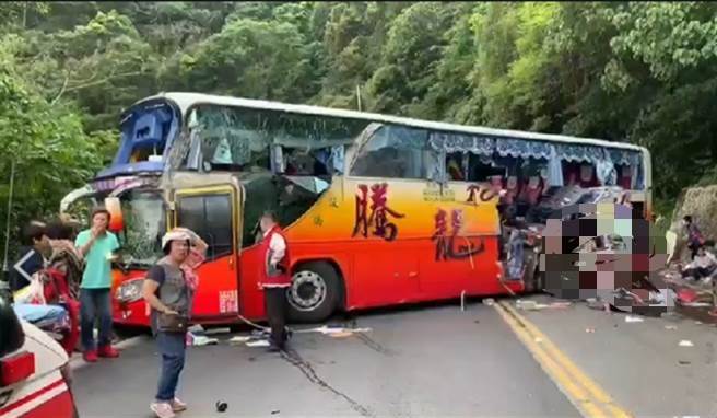 3月16日一辆游览车在东澳路段撞山壁造成6死39伤。（资料照／翻摄画面） 