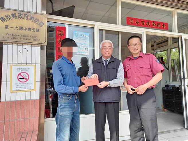 谢道明分署长亲赴中寮分队致赠爱心社捐款表达关怀之意。左一陈姓役男父亲；中间谢道明分署长；右一曾姓消防员。（彰化分署提供／吴敏菁彰化传真）