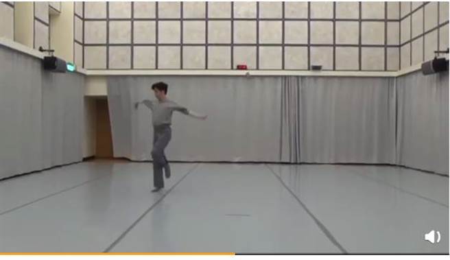 小哈利舞艺精湛、筋骨相当软Q。（图／取材自伊能静微博）