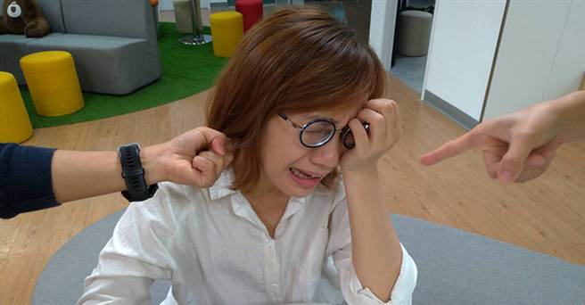 职场霸凌情境模拟。(图/1111人力银行提供)
