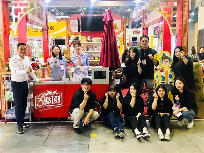 石诚实业董事长朱俊宏（左1）率领团队参与韩国KINTEX国际食品展。（图／三点一刻提供）
