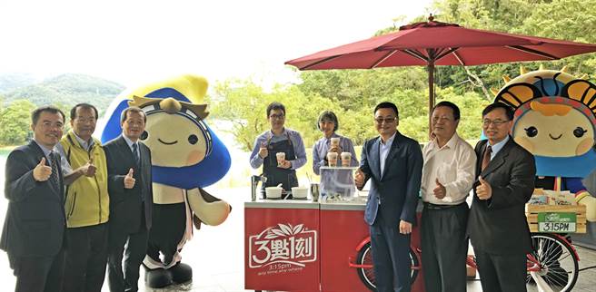三点一刻位于日月潭向山游客中心的「6R新生活运动」mix茶车。（图／三点一刻提供）