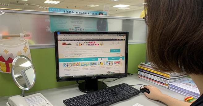 上班族瀏覽1111首頁找工作。(圖/1111人力銀行提供)