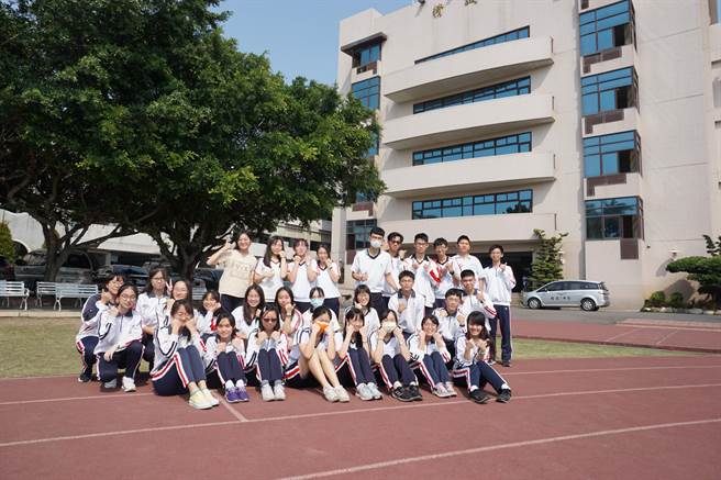 繁星放榜，精誠中學成績亮眼，33位同學通過醫學系及錄取各大學校系。（精誠中學提供／吳敏菁彰化傳真）