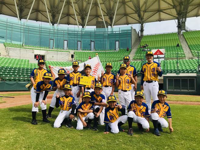 台南市新进国小棒球队成立已经有30年时间，近年打出成绩，在南市硬式少棒联赛都打入前5名，但每年花在装备、训练及比赛费用就将近120万元，除补助外仍得四处筹措经费。（台南市新营区新进国小提供／庄曜聪台南传真）