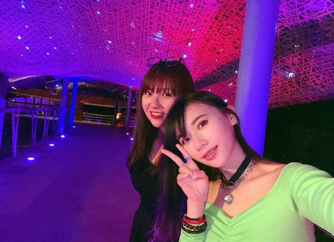 网红「上官琁」（右）觉得海滨公园国际地标，很像身处银河系。（上官琁提供）