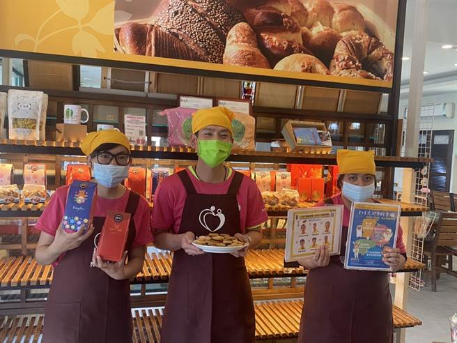 台东县牧心智能发展中心在儿童节前夕发起「您认捐、憨儿做」活动，募集认捐幸福饼乾2000份，期望让县内22所儿少社福及老人团体能温馨共度儿童节。（蔡旻妤摄）