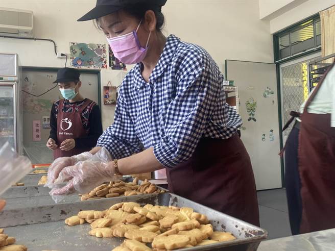 台东县牧心智能发展中心在儿童节前夕发起「您认捐、憨儿做」活动，募集认捐幸福饼乾2000份，期望让县内22所儿少社福及老人团体能温馨共度儿童节。（蔡旻妤摄）