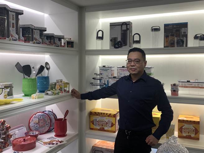 嘉威轉型餐具美學文創設計及銷售，總經理吳世偉看好美報復性消費。（圖/莊丙農攝影）